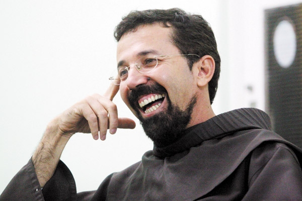 Final de semana de abraços e cumprimentos que o querido Frei Mauro Luís Oliveira está recebendo pelo seu aniversário, transcorrido ontem, dia 28. Atualmente ele faz seu trabalho numa das paróquias de Ribeirão Preto, mas segue muito ligado a Franca, inclus